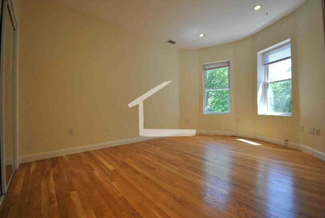 1808 Beacon St - Photo 6 of 18