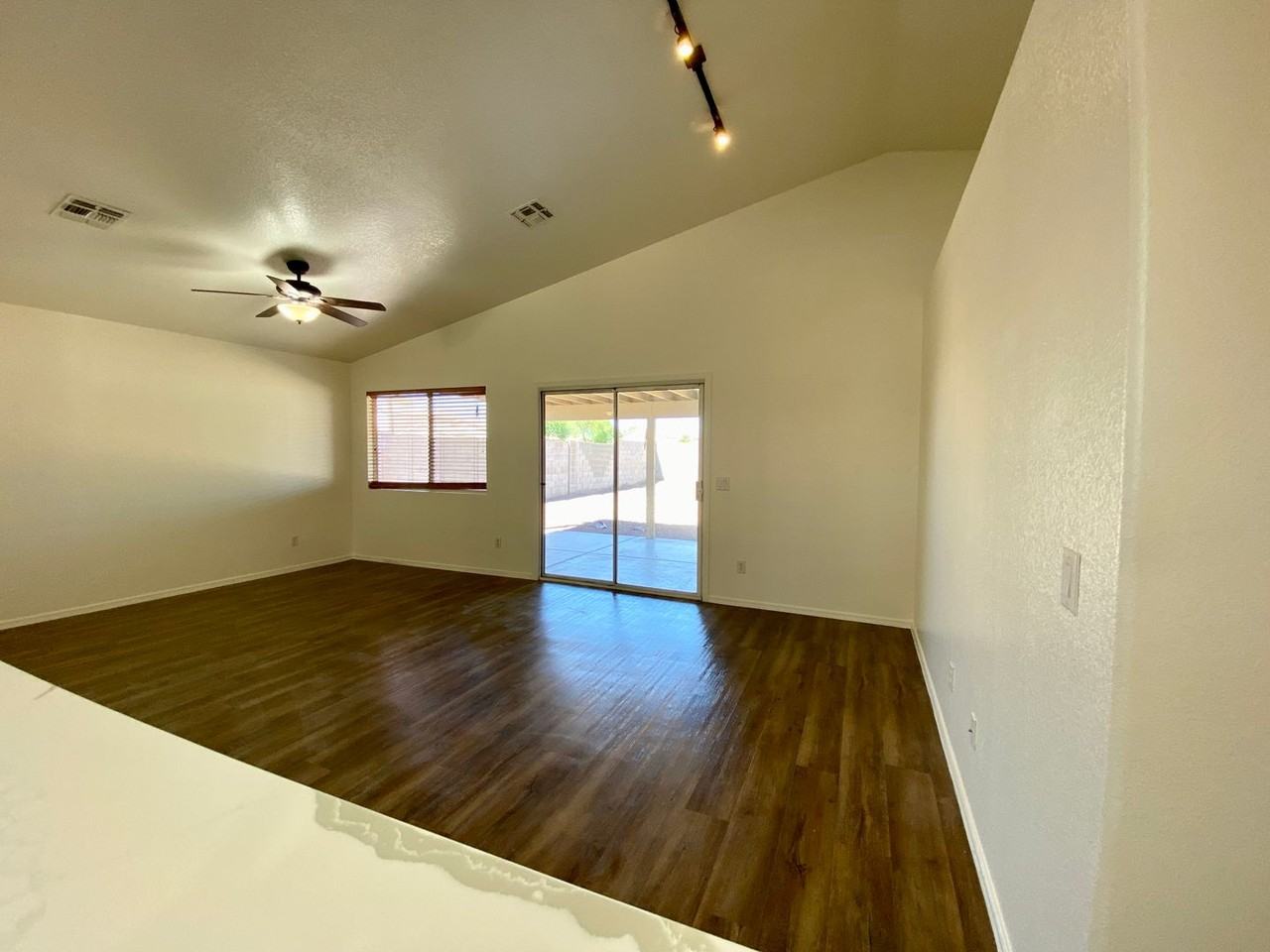 16198 West Washington Street - Photo 6 of 32