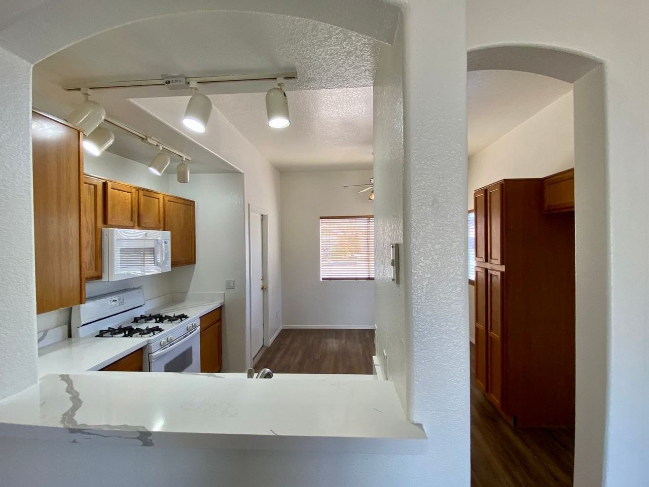 16198 West Washington Street - Photo 7 of 32