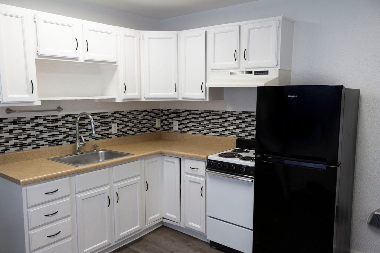 2430 Burtis Ave - Photo 3 of 11