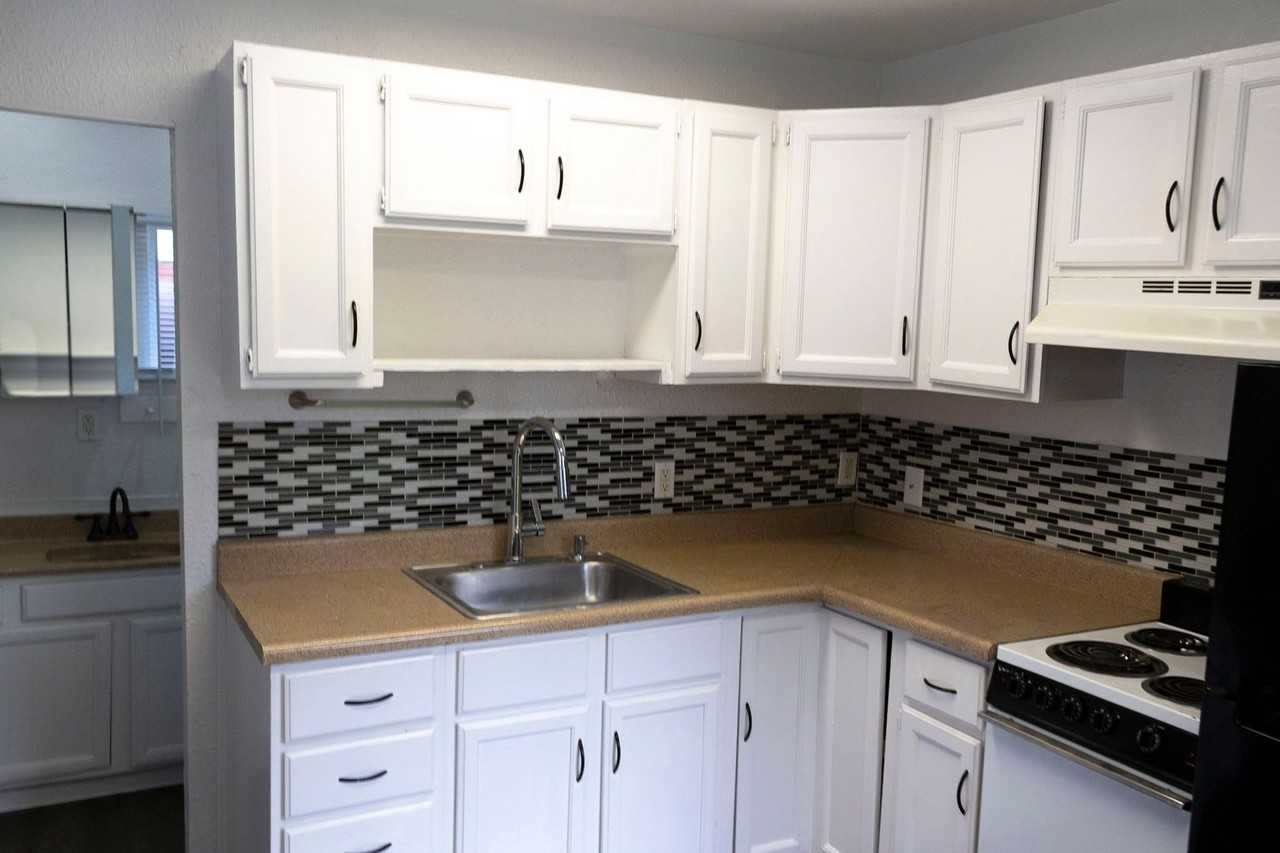 2430 Burtis Ave - Photo 4 of 11