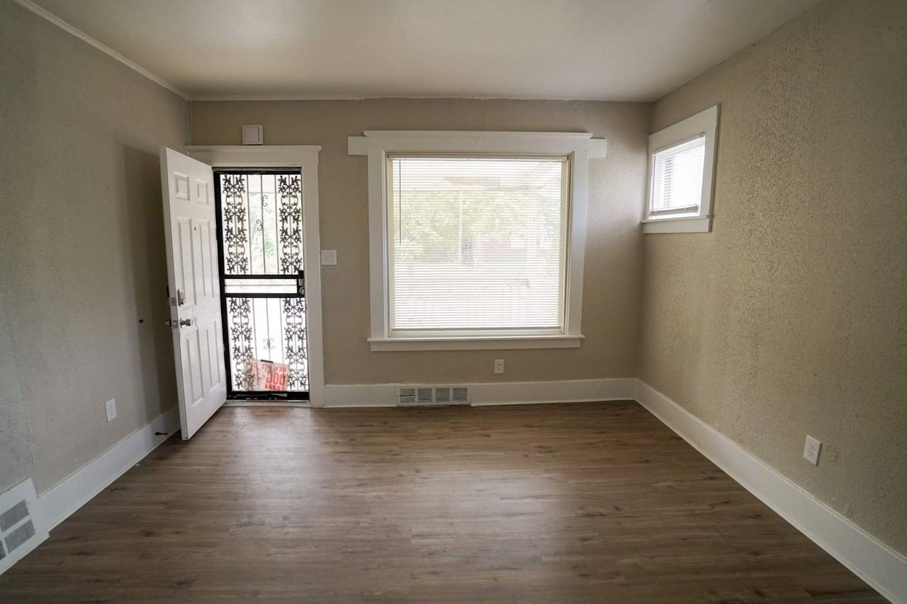 8193 Traverse St - Photo 2 of 7