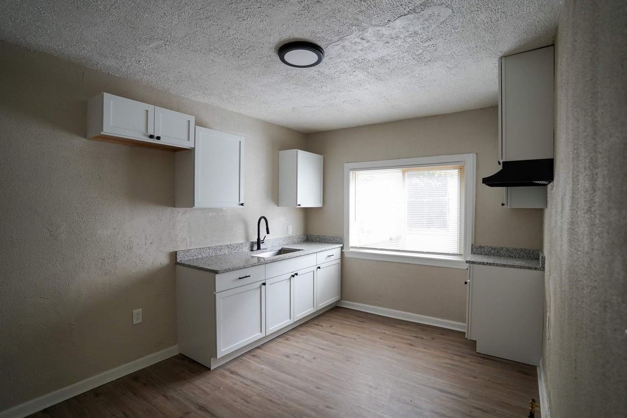 8193 Traverse St - Photo 3 of 7