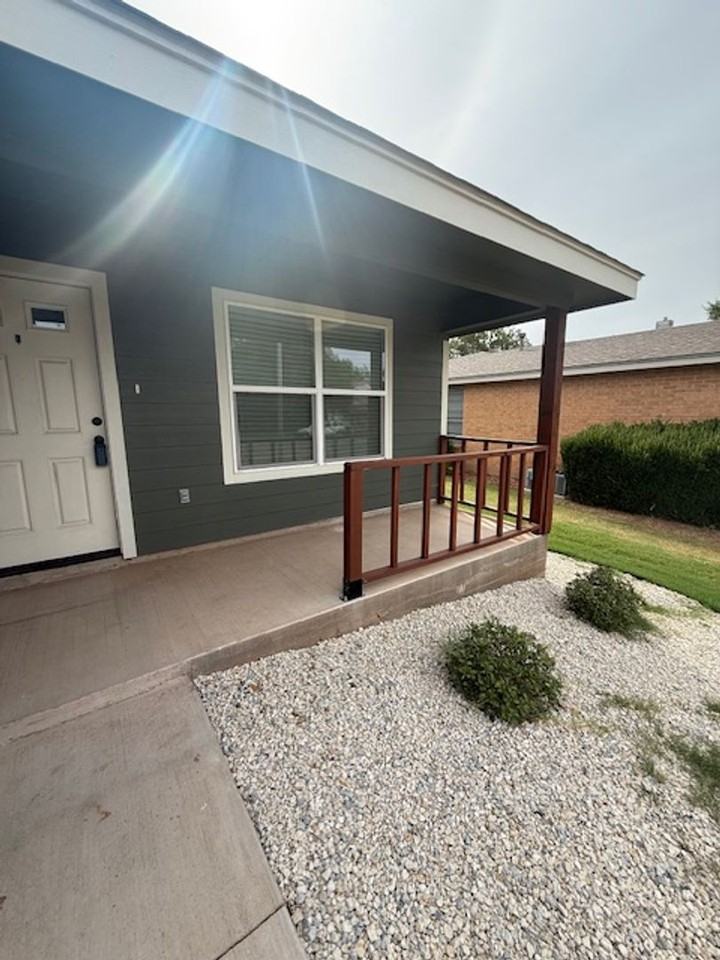 2633 N Willis St - Photo 3 of 22