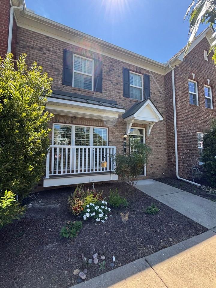 4816 Village Walk - Photo 3 of 41