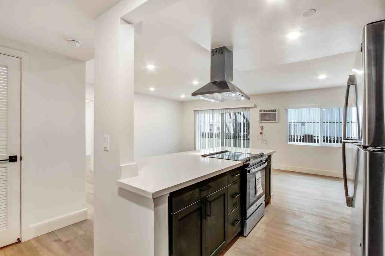 1333 N Martel - Photo 4 of 44