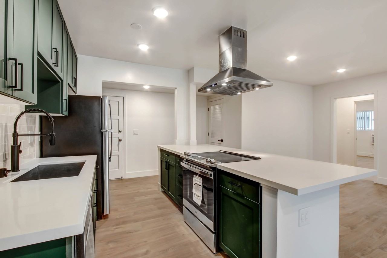 1333 N Martel - Photo 5 of 44