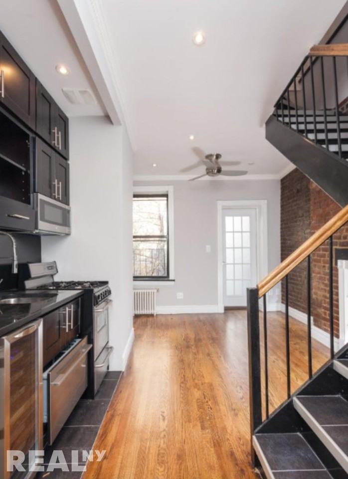 Mott St #PHF - Photo 2 of 3