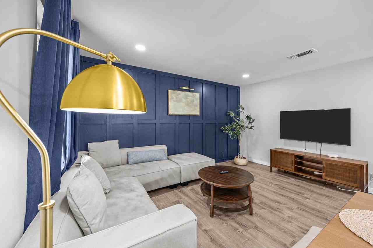 2227 Greenbrier Dr - Photo 3 of 20