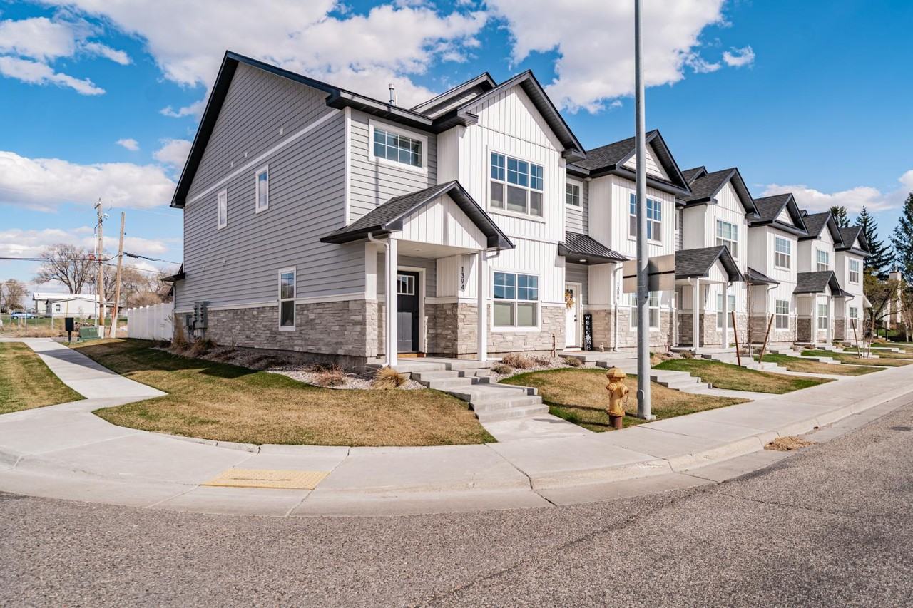 1394 Fremont Ave - Photo 4 of 20