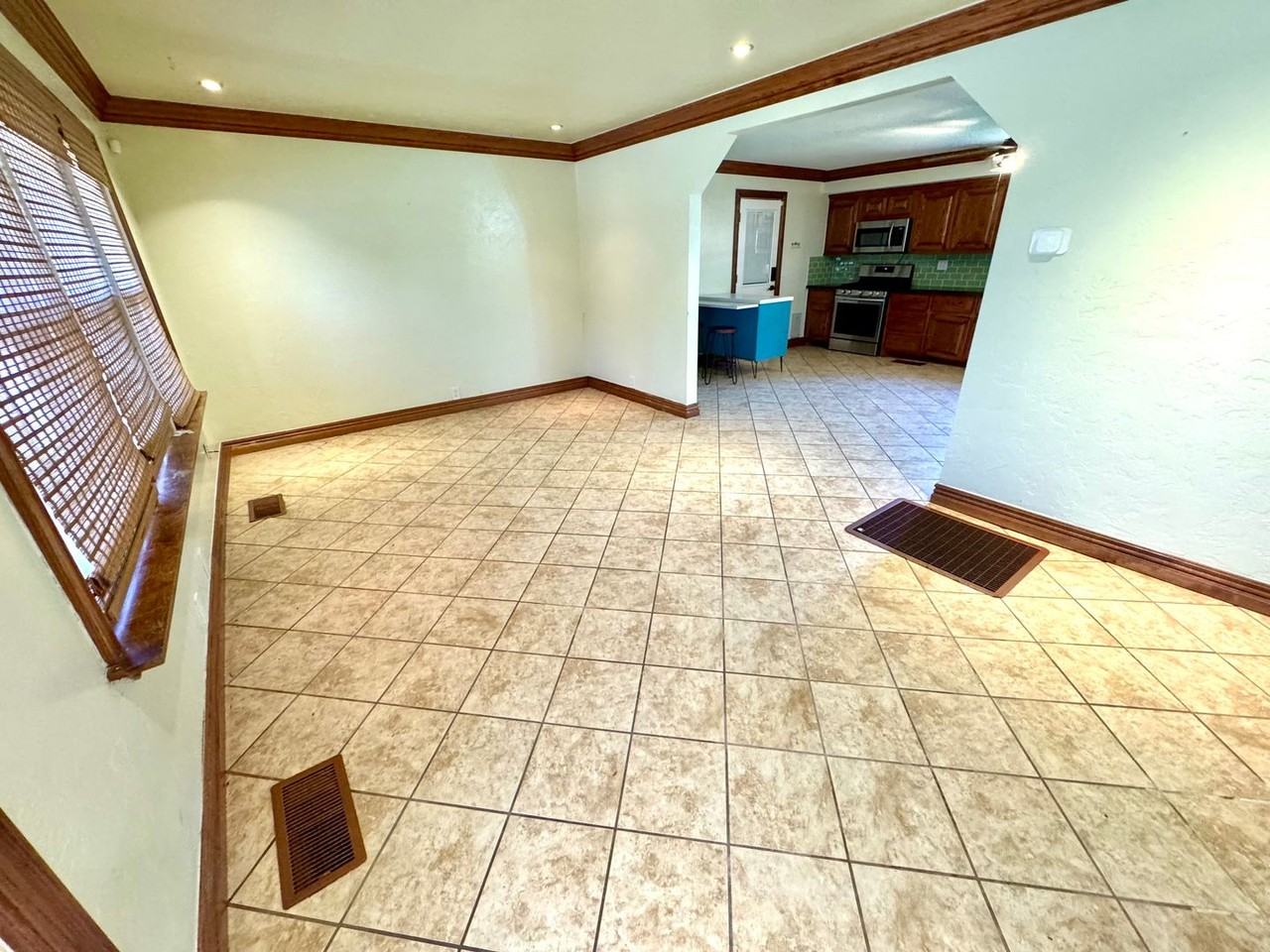 604 S Strong Blvd - Photo 2 of 15