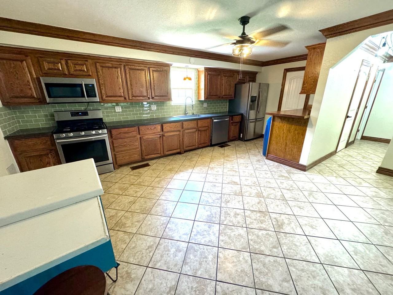 604 S Strong Blvd - Photo 3 of 15