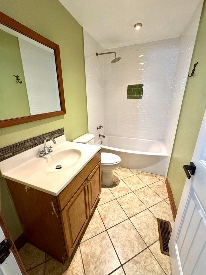 604 S Strong Blvd - Photo 5 of 15