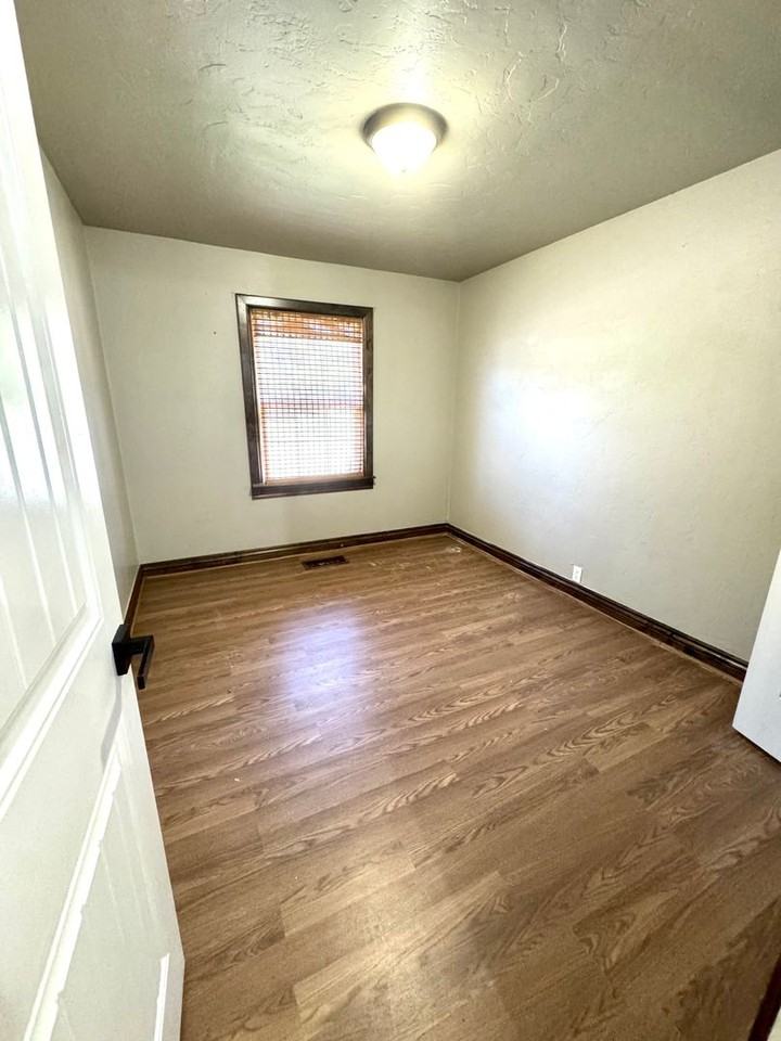604 S Strong Blvd - Photo 6 of 15