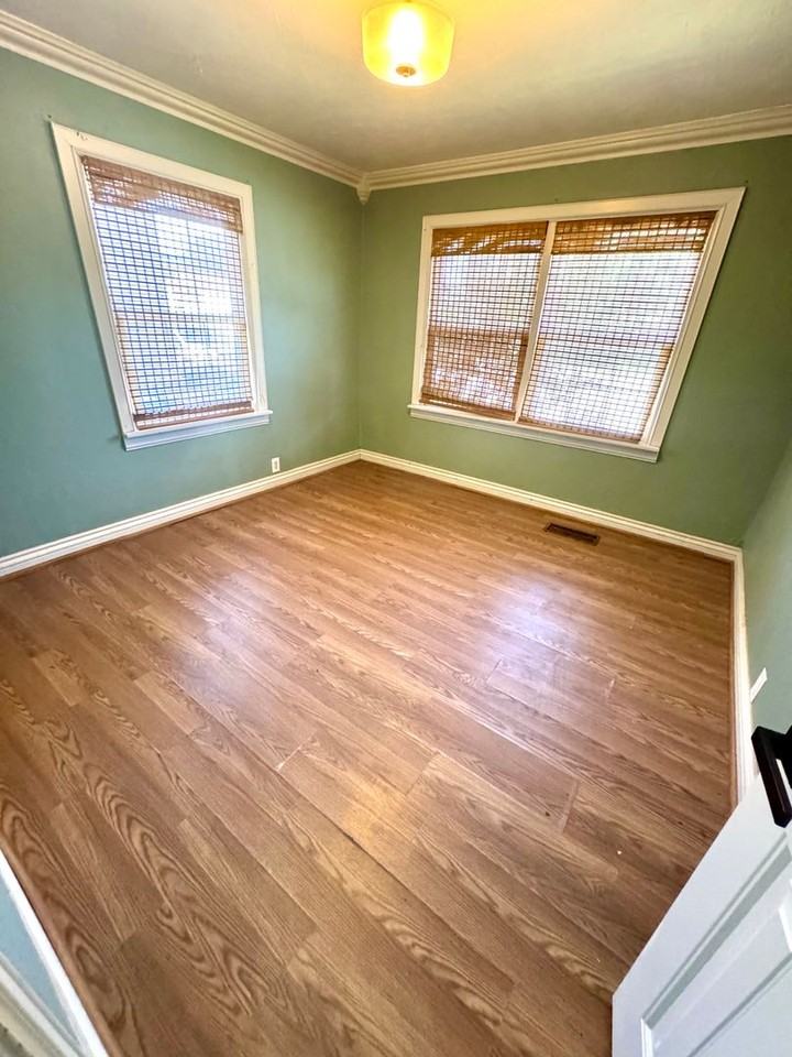 604 S Strong Blvd - Photo 7 of 15