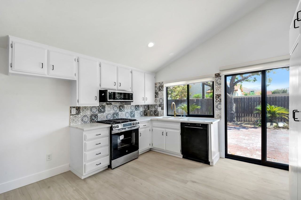 2551 La Praix St - Photo 2 of 23