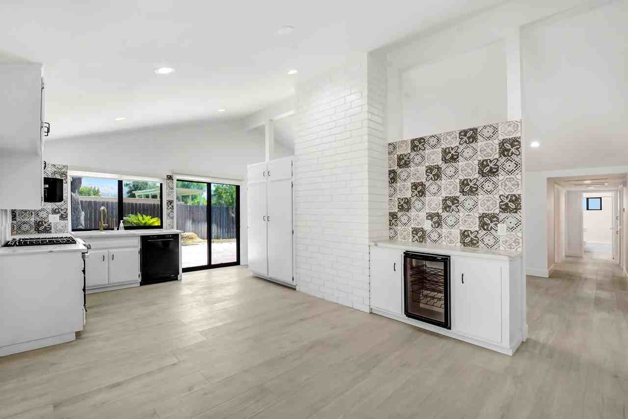 2551 La Praix St - Photo 3 of 23