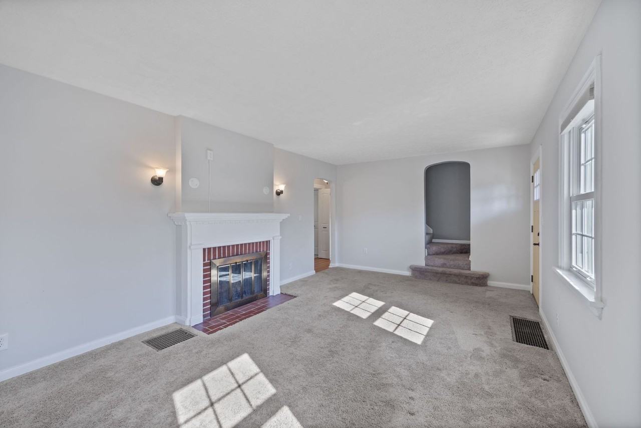 1377 Collinsdale Ave - Photo 4 of 42