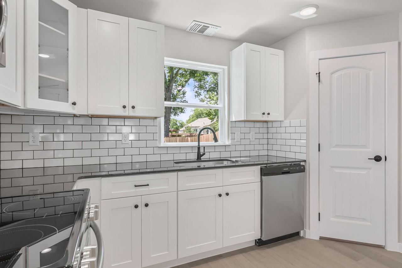 8th Ave Ne - Photo 2 of 16