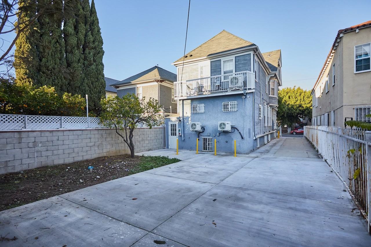 Victorian @11th Place - Photo 2 of 14