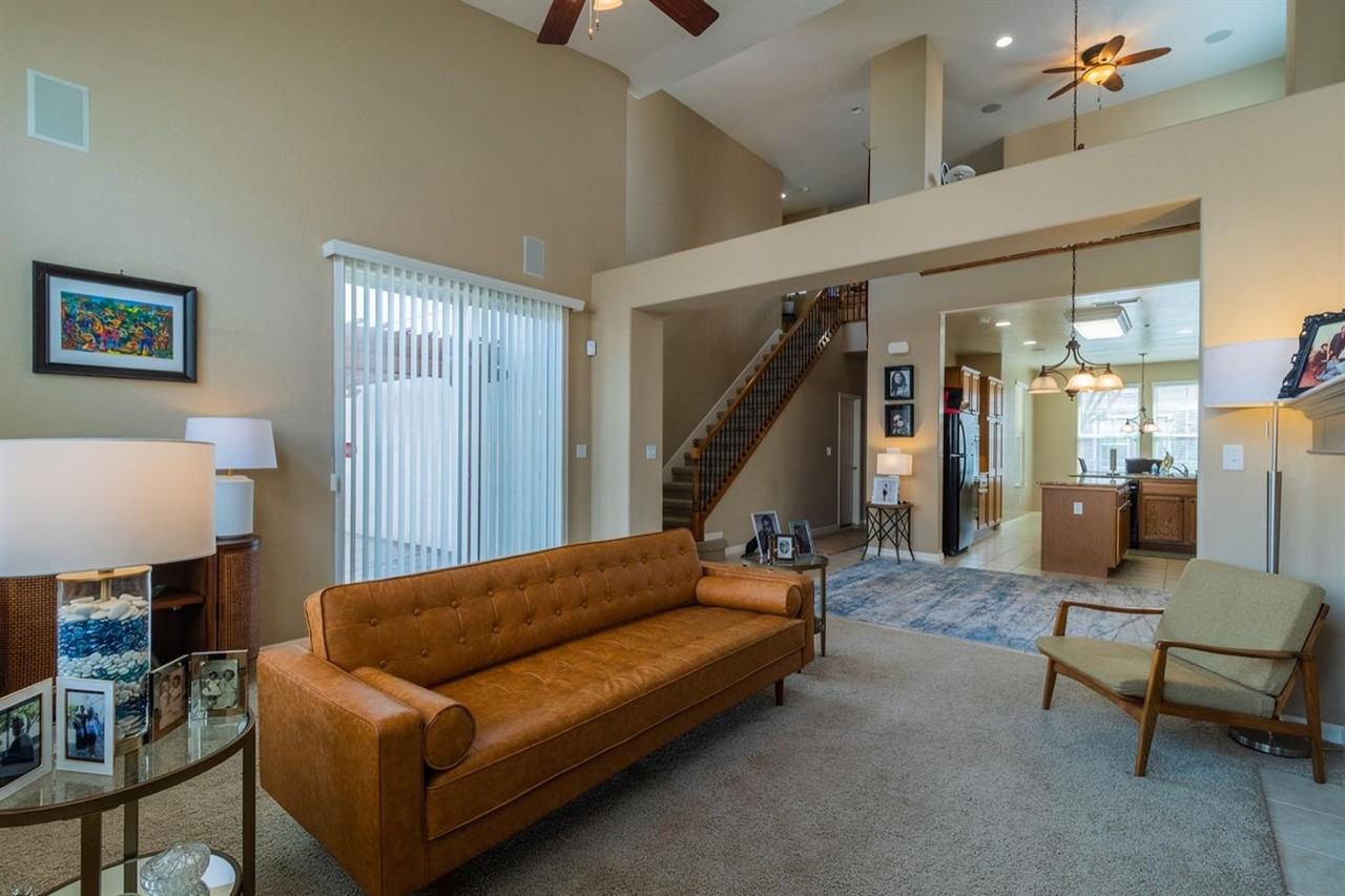 1812 Bella Oaks Way - Photo 3 of 35