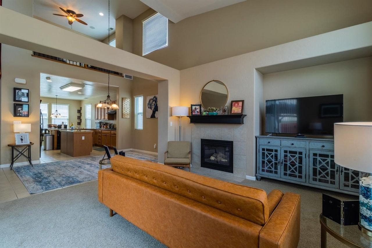 1812 Bella Oaks Way - Photo 4 of 35