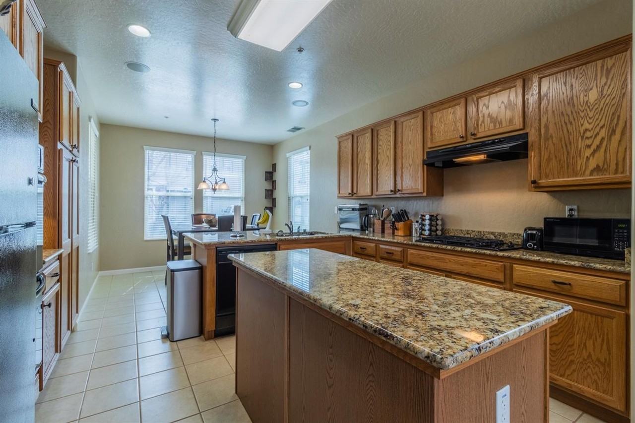 1812 Bella Oaks Way - Photo 6 of 35