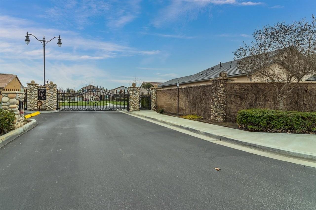 1812 Bella Oaks Way - Photo 4 of 34