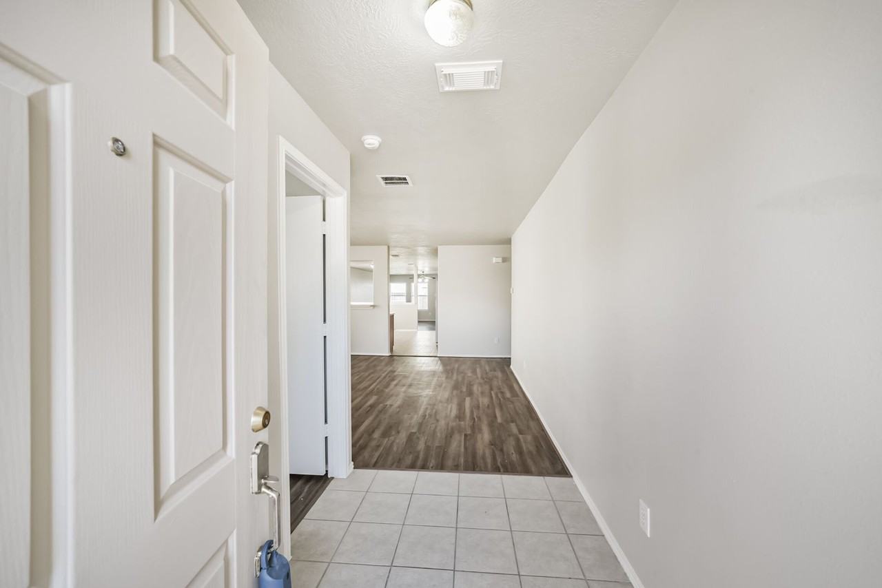 4915 Winding View Ln - Photo 5 of 37