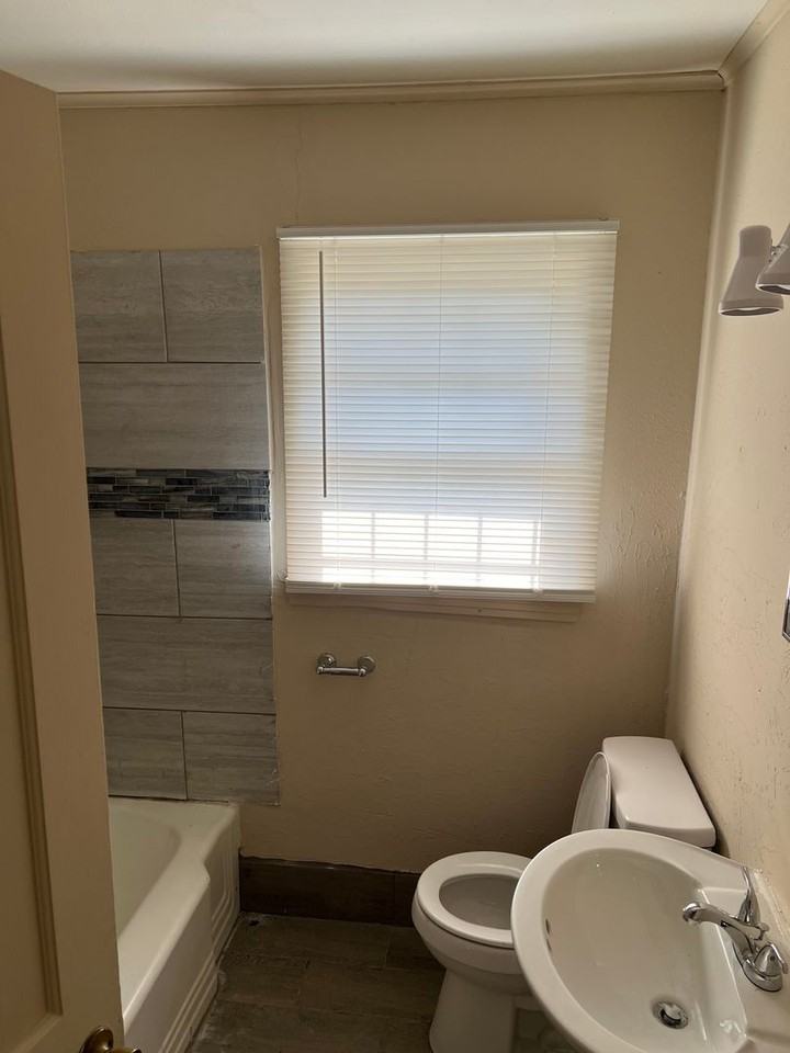 261 E Jordan St - Photo 4 of 19