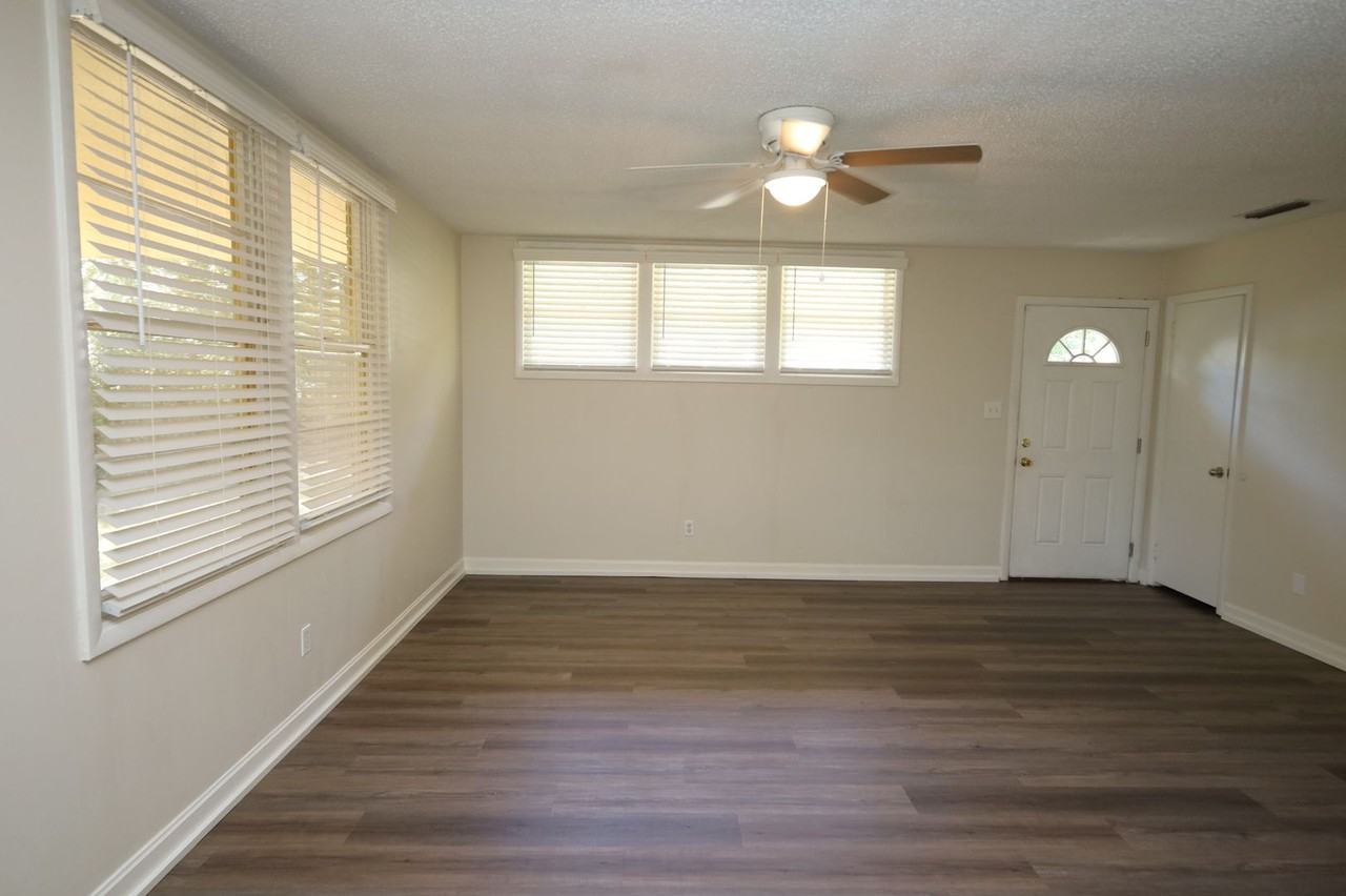 902 Ridgewood Dr - Photo 2 of 15