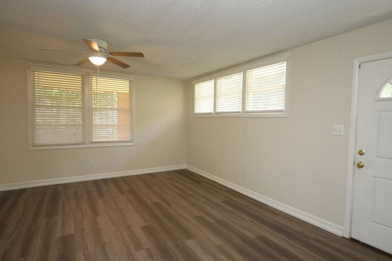 902 Ridgewood Dr - Photo 3 of 15