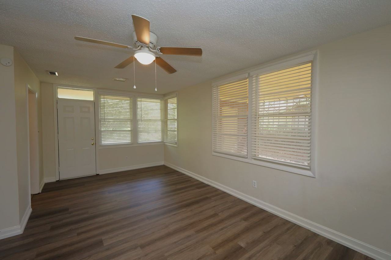 902 Ridgewood Dr - Photo 4 of 15