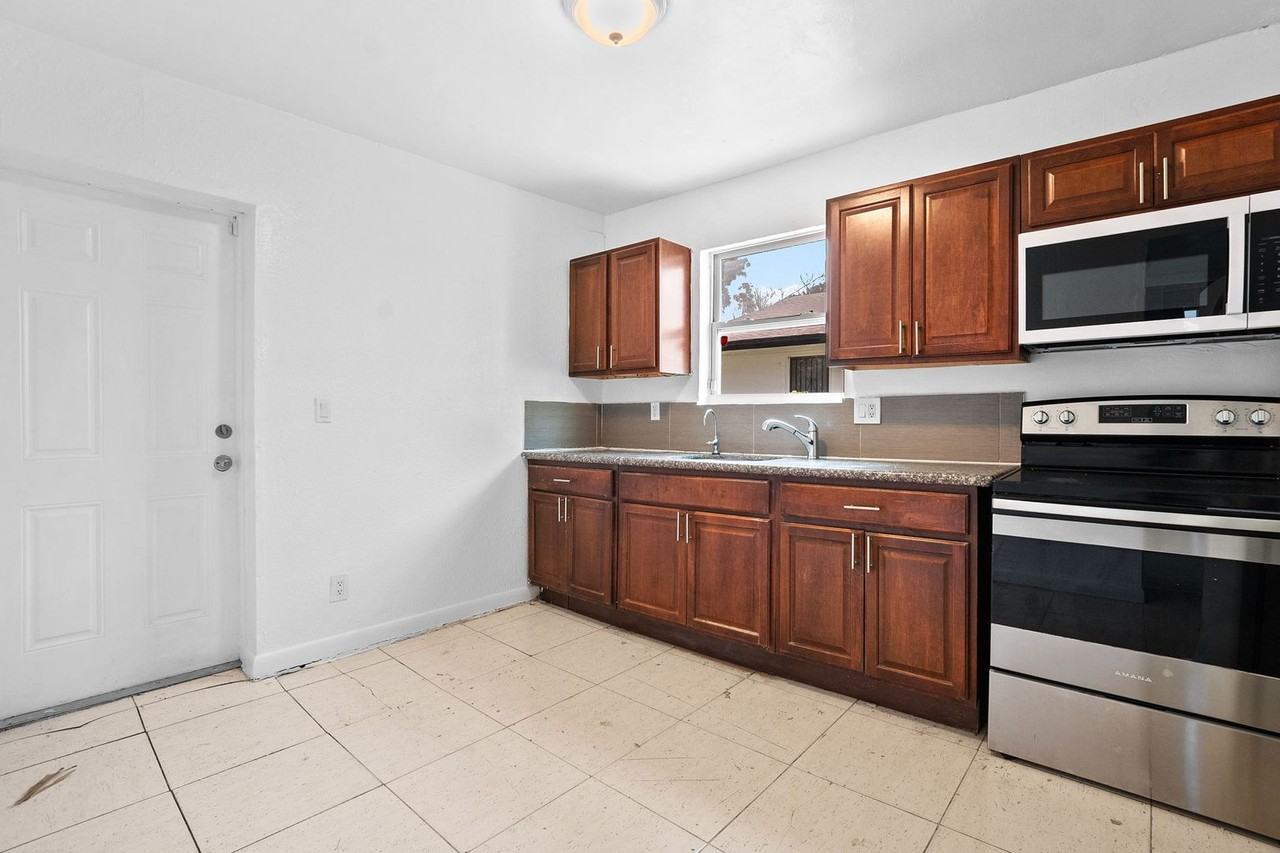7770 Nw 9th Ave - Photo 6 of 22