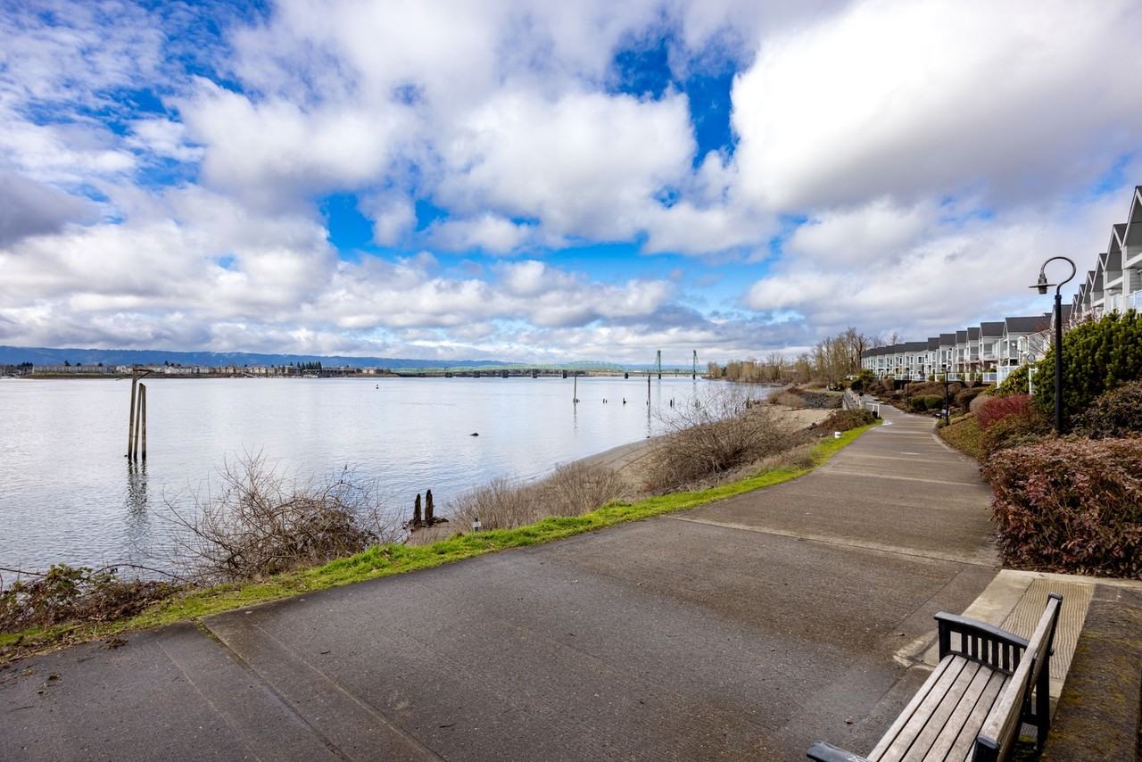 1720 Se Columbia River Dr - Photo 3 of 36