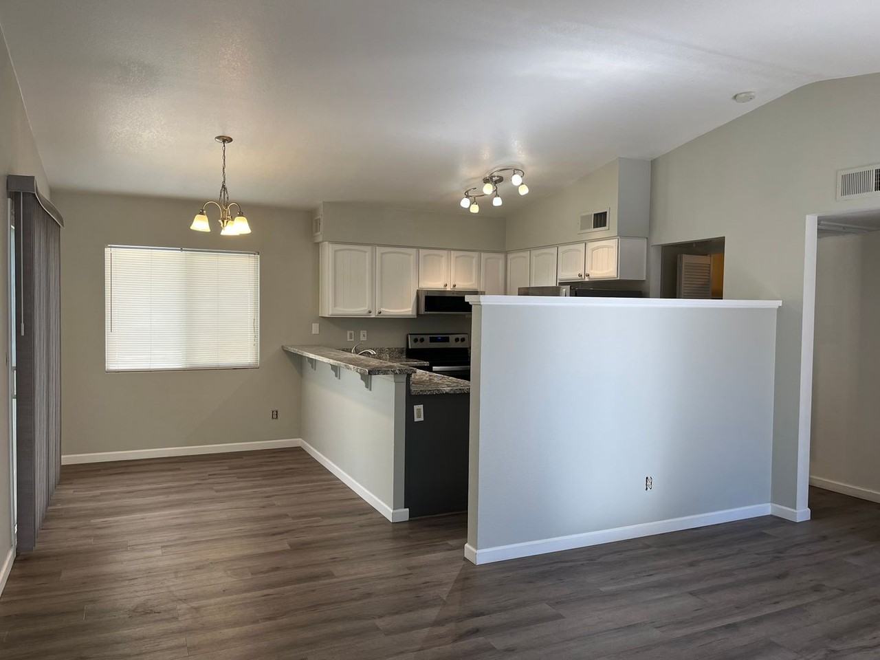 3320 S Parkside Dr - Photo 3 of 16