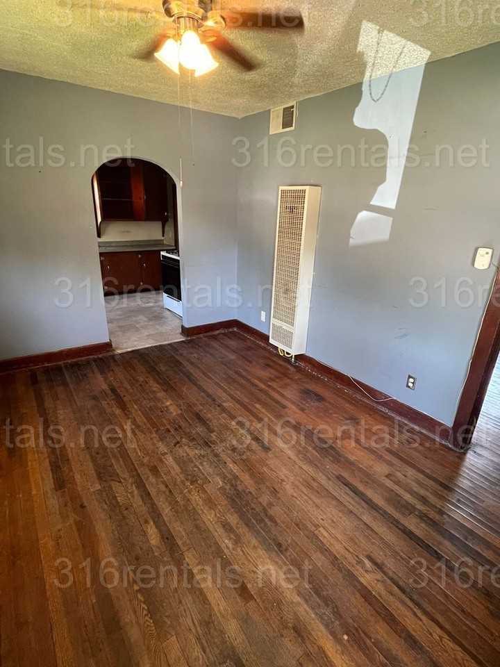 112 N Kansas Ave - Photo 4 of 5