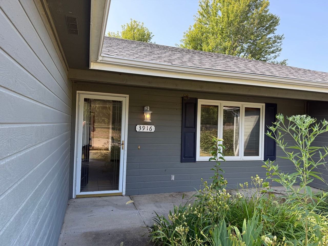 3916 Foxridge Dr - Photo 2 of 21