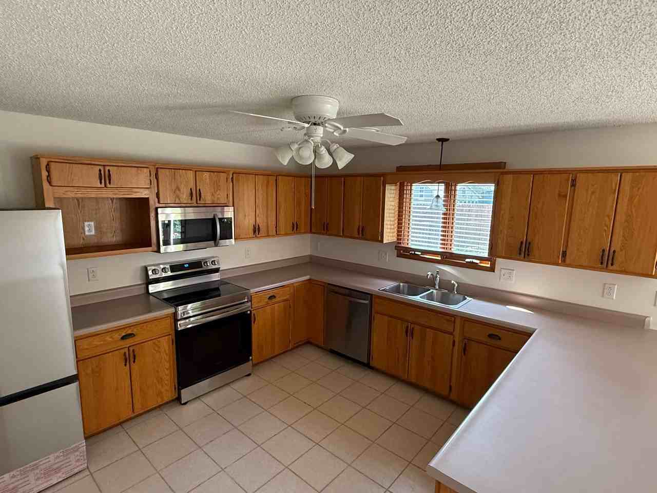 3916 Foxridge Dr - Photo 6 of 21