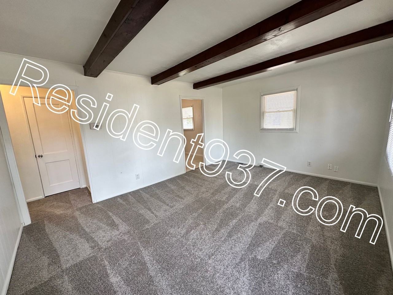 142 W Circle Dr - Photo 3 of 13