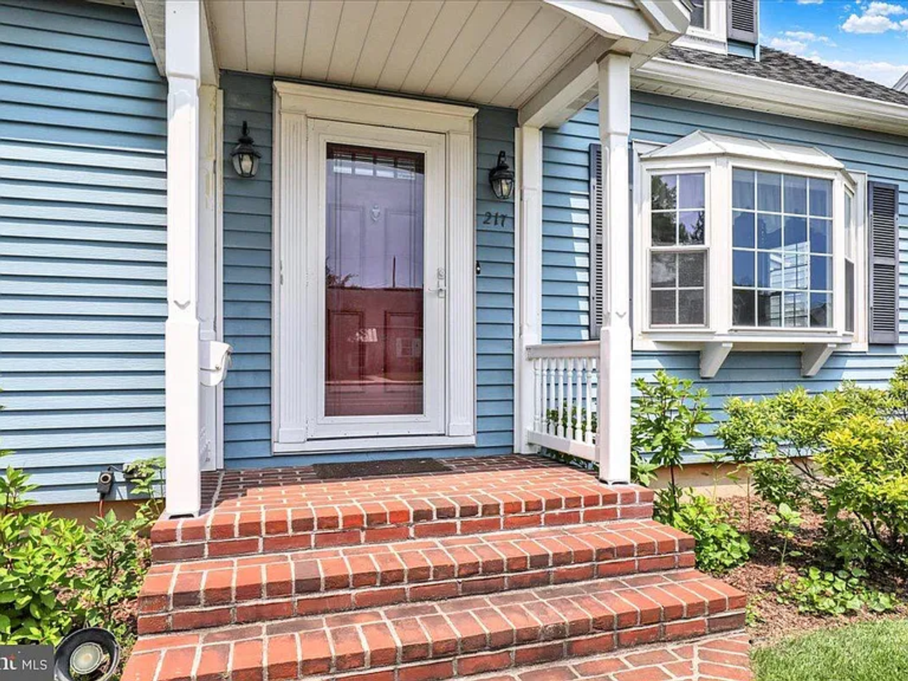 217 E Chestnut St - Photo 3 of 24