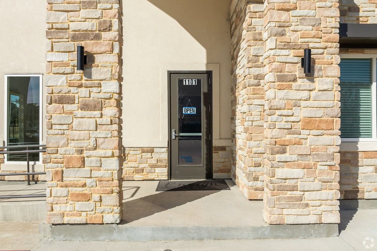 1101 Biloxi Drive - Photo 4 of 31