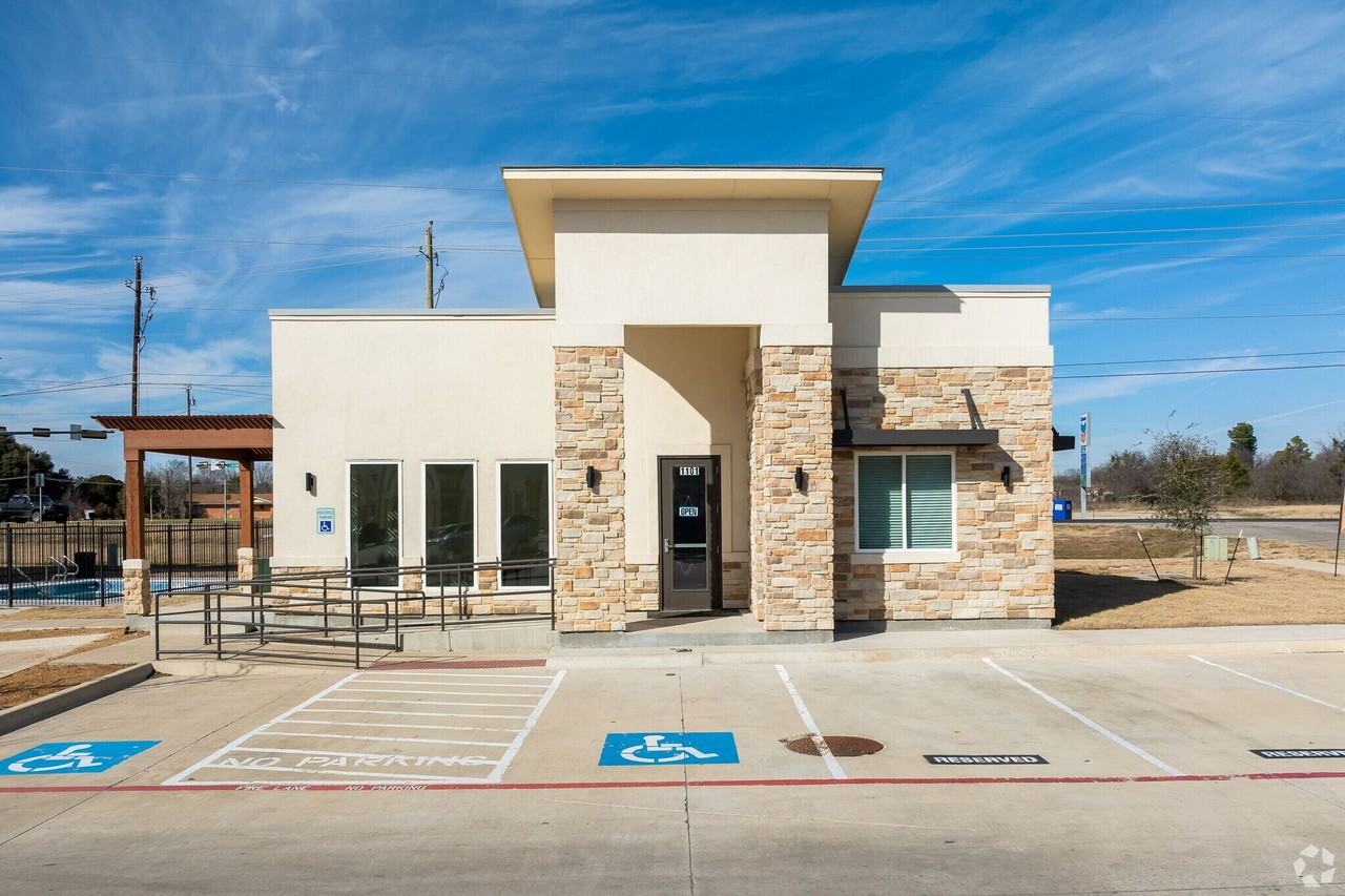 1101 Biloxi Drive - Photo 5 of 31