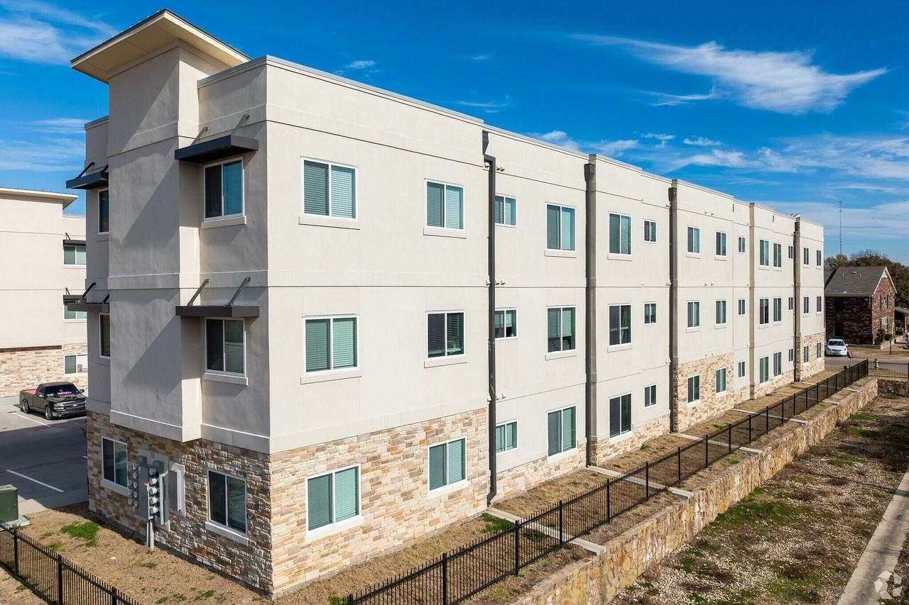 1101 Biloxi Drive - Photo 6 of 31