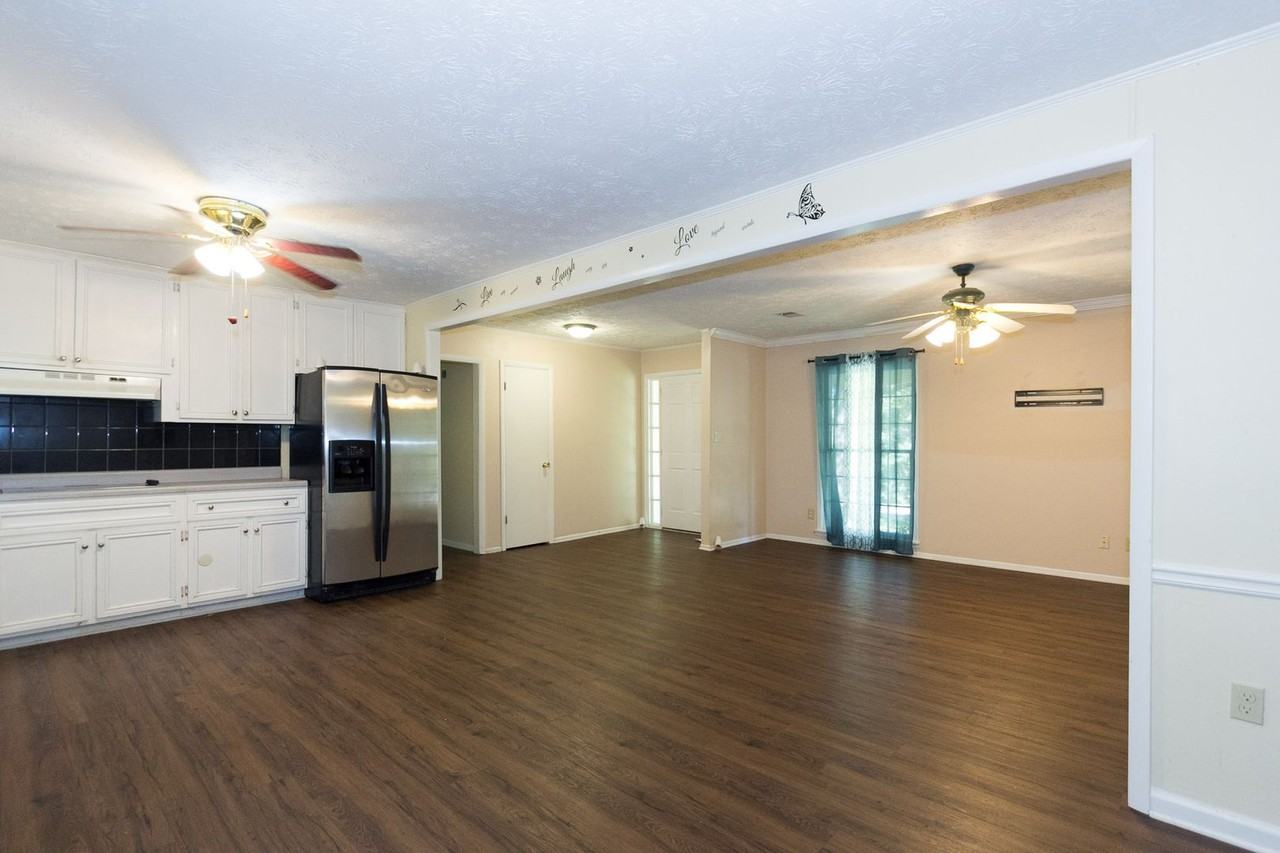 3720 Sunny Hill Dr - Photo 4 of 28