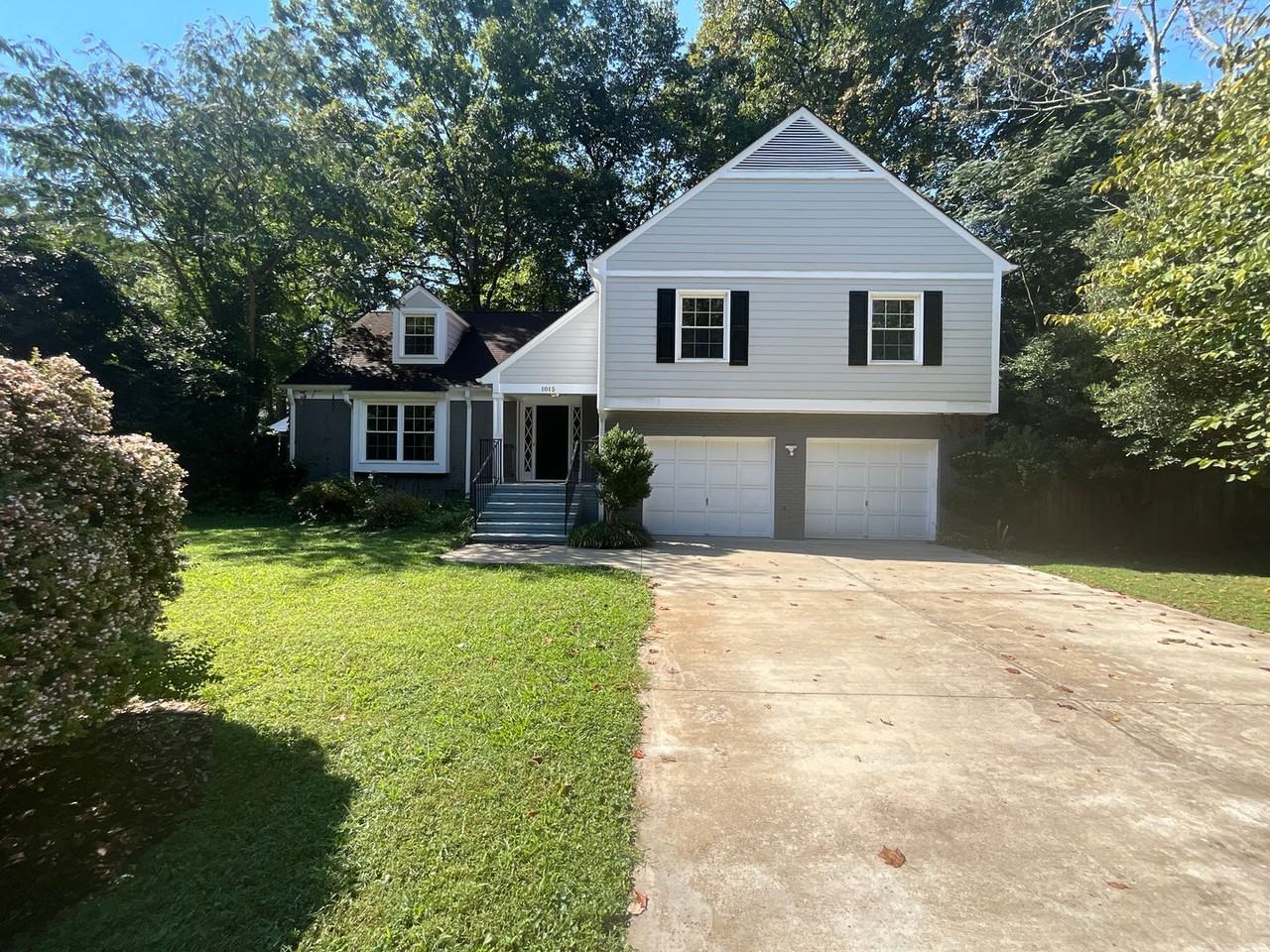 1015 Bridgewater Dr - Photo 2 of 33