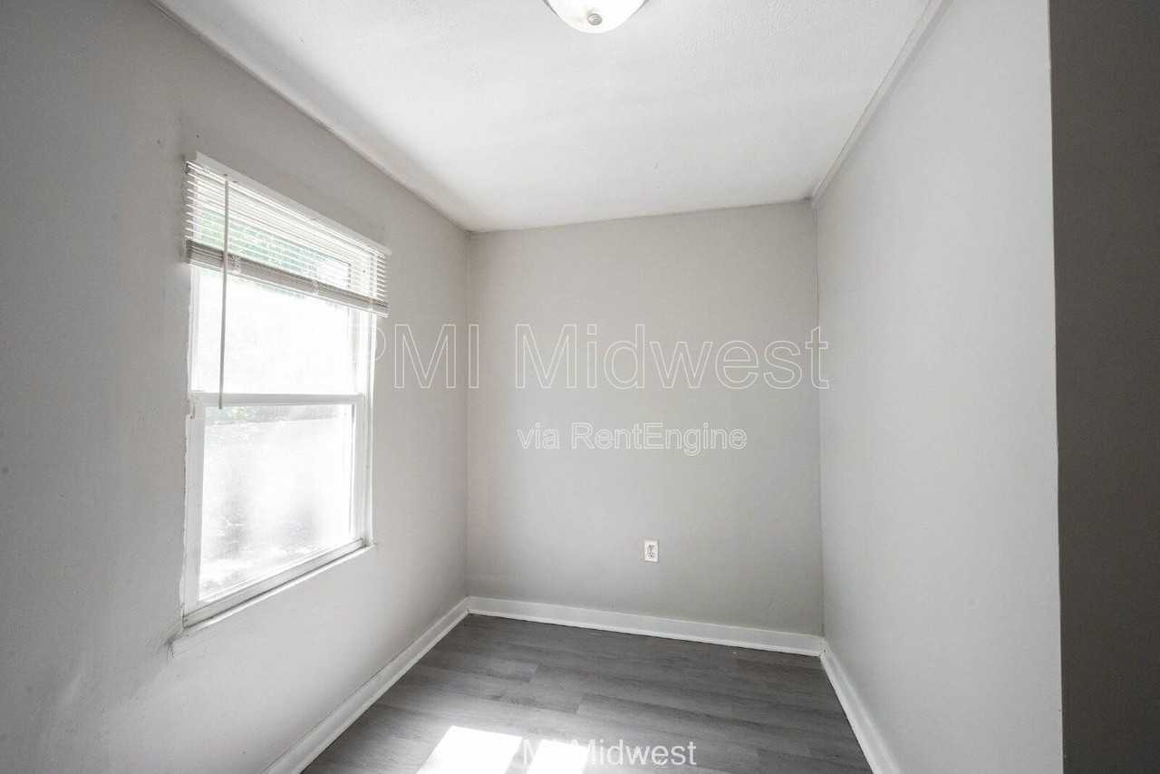 445 W 29th St - Photo 7 of 24