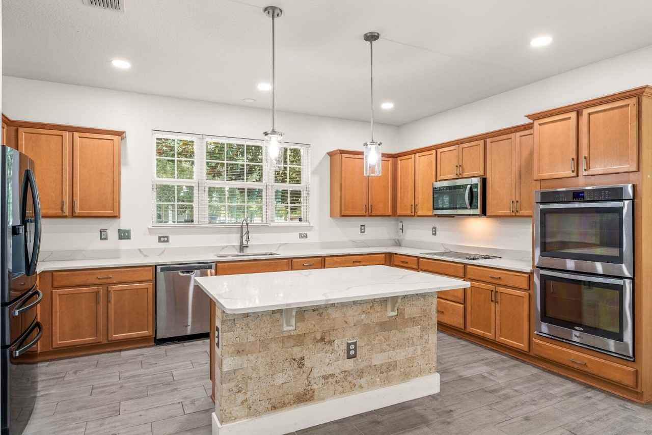 13701 Beckman Dr - Photo 5 of 47