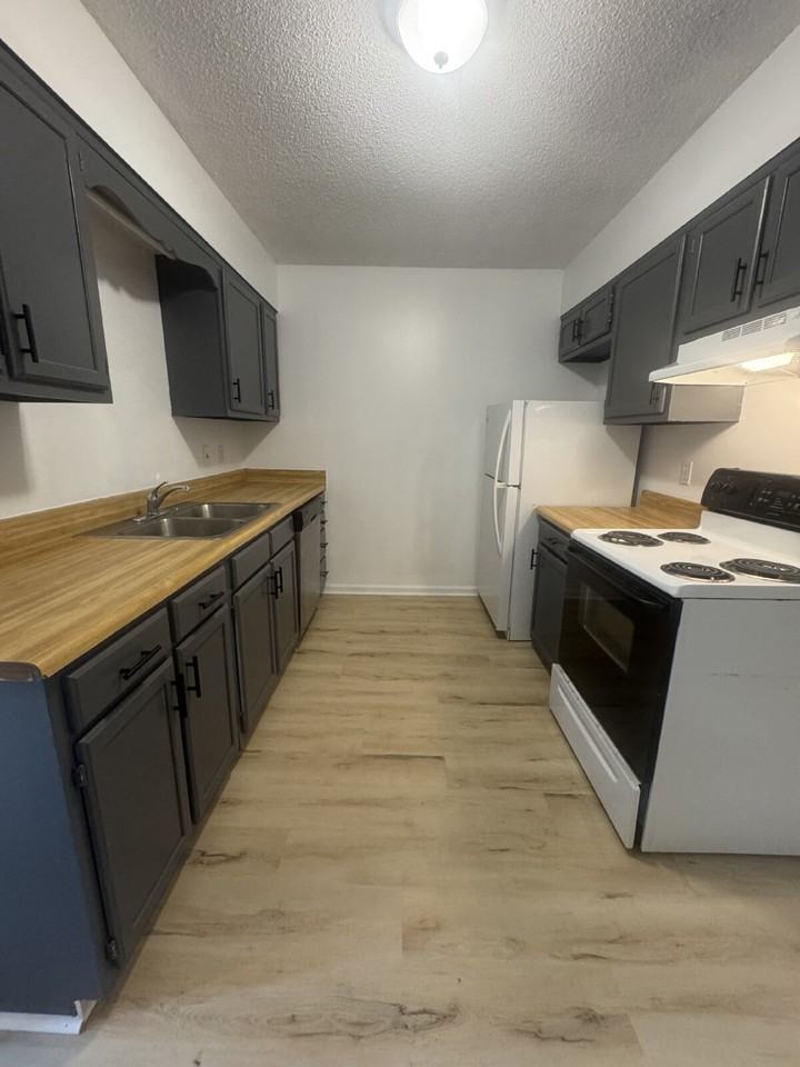 2020 Somerset Dr Apt 4 - Photo 3 of 9