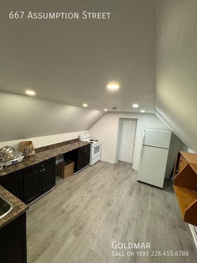 667 Assumption St - Photo 2 of 12